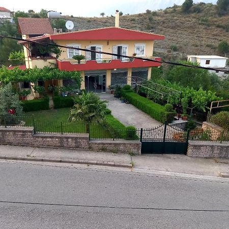 Manthoguesthouse Гирокастра Экстерьер фото