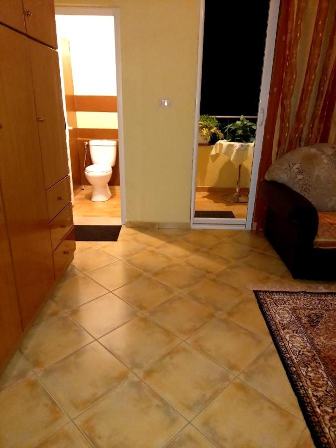 Manthoguesthouse Гирокастра Экстерьер фото