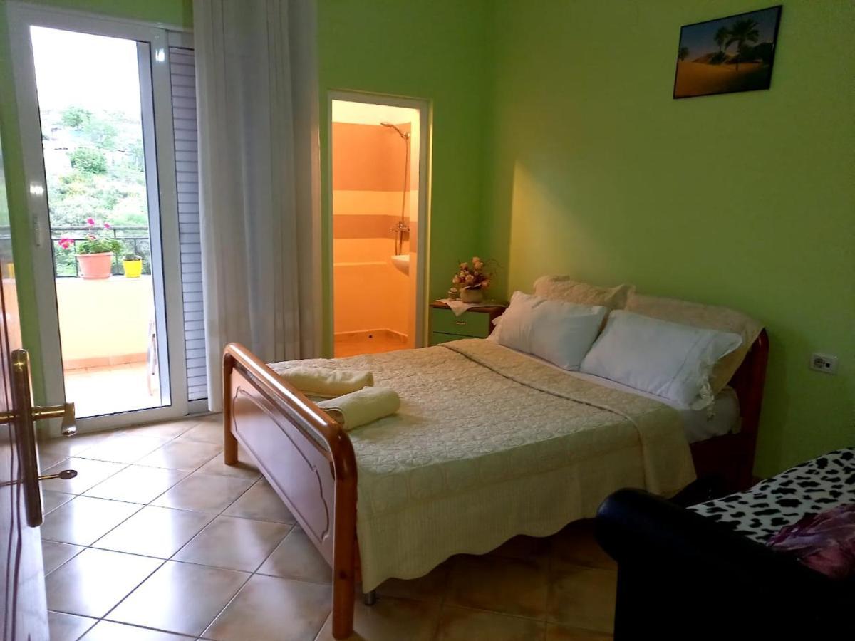 Manthoguesthouse Гирокастра Экстерьер фото