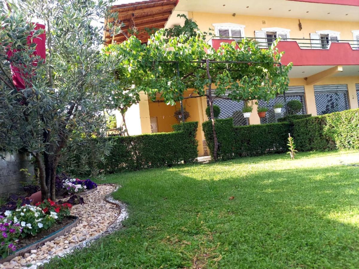 Manthoguesthouse Гирокастра Экстерьер фото